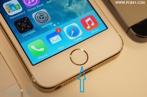 图为iPhone5S独特的指纹识别Home键