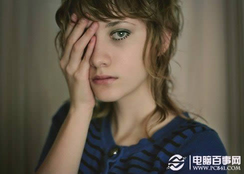 捂住一只眼睛的拍照姿势