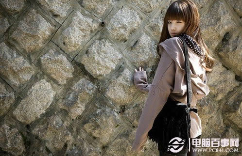 背对镜头站立扭头唯美拍照姿势
