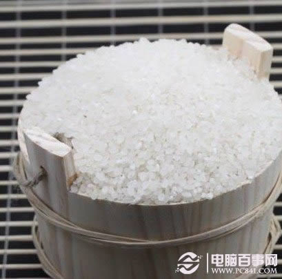 将进水的iPhone手机放入米缸内部中间