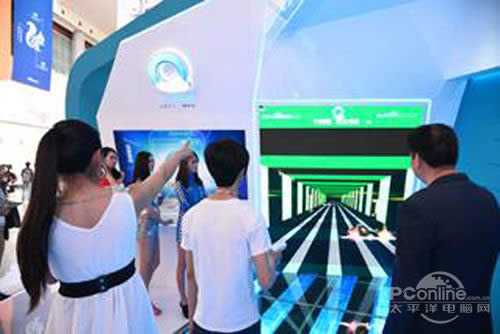 QQ浏览器长城会X5概念展台引人注目 QQ浏览器长城会X5概念展台引人注目